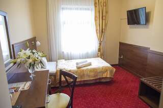 Отель Hotel Poniatowski Радом Стандартный двухместный номер с 1 кроватью или 2 отдельными кроватями-1